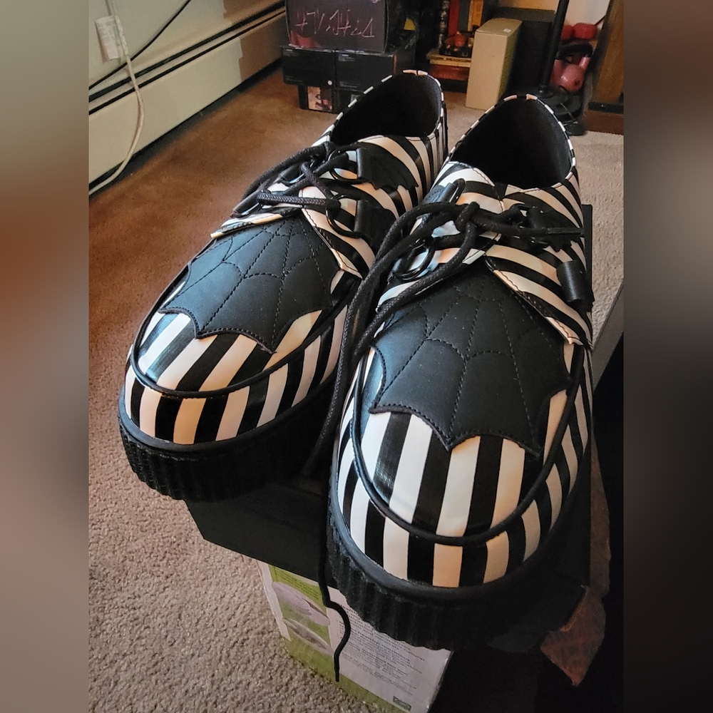 Strangecult black and white striped creepers